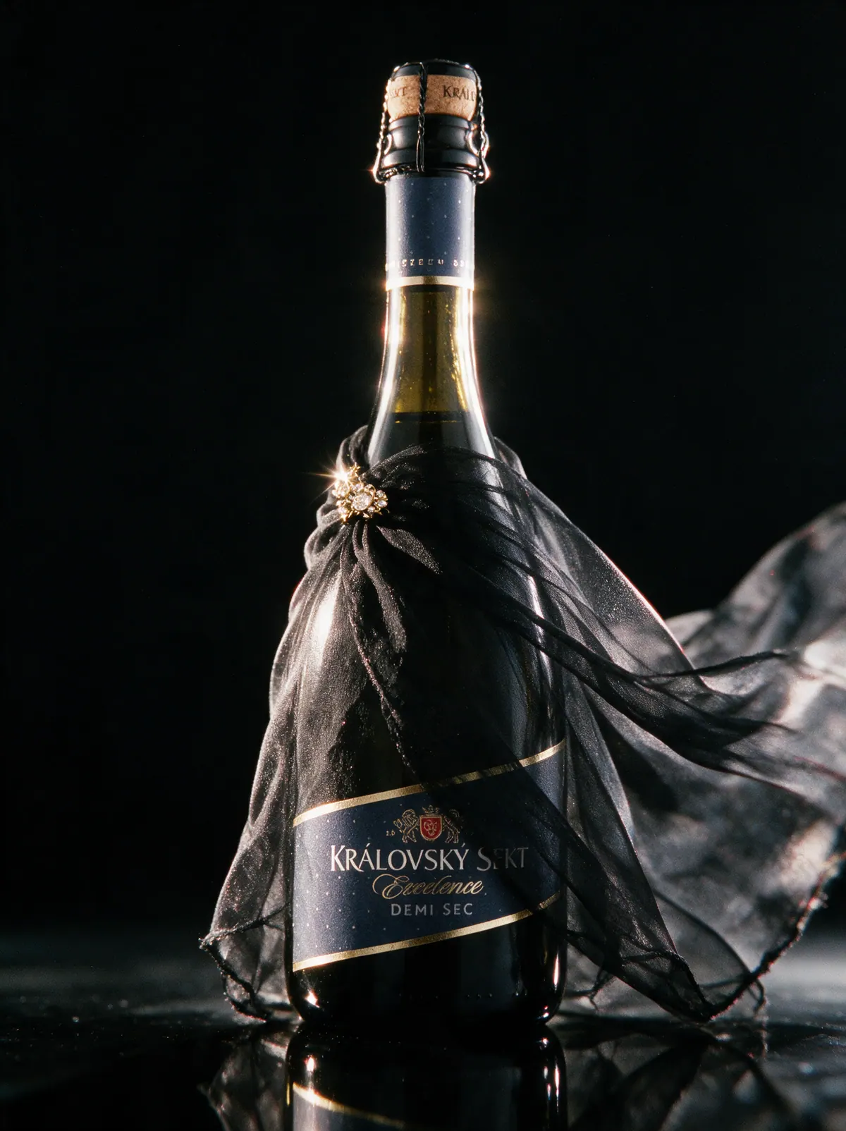 Královský sekt Excelence zahalený do závoje na černém pozadí
